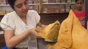  Big Samosa: వామ్మో..  ఇంత పెద్ద సమోసానా.. వైరల్ అయిన వీడియో..