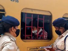 Indian Railways: మహిళలకు రైల్వే శుభవార్త..రిజర్వేషన్ తో పాటు రక్షణ.. ఏఏ రైళ్లలో అంటే.. 