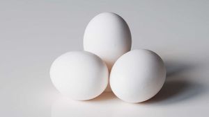 Eggs: కొండెక్కిన కోడిగుడ్డు ధర..  డజన్‍కు రూ.80