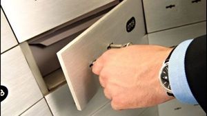 Bank Locker: బ్యాంకులో లాకర్ ఉందా..? ఈ వార్త తెలుసుకోండి.. లేకుంటే లాకర్ ఫ్రీజ్ అవుద్ది..!