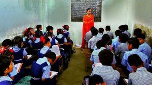 School Joinings: ప్రభుత్వ పాఠశాలల్లో ప్రవేశాలు పెరిగినా సామర్థ్యం అంతంతే..