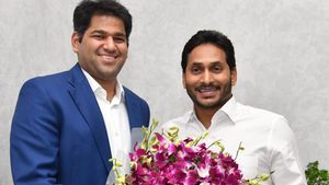 Andhra Pradesh: సీఎం జగన్‌ను కలిసిన టీవీఎస్‌ మోటర్‌ ఎండీ.. టూరిజం అభివృద్ధికి..