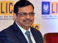 LIC: అదానీ గ్రూప్ టాప్ మేనేజ్‌మెంట్‌తో ఎల్ఐసీ ఛైర్మన్ ఎంఆర్ కుమార్  భేటీ..