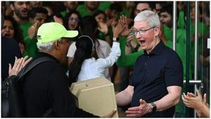 Apple Mumbai: ముంబైలో తొలి ఆపిల్ స్టోర్.. హల్‌చల్ చేసిన టిమ్ కుక్.. సెలబ్రిటీస్ 