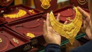 ధరలు తగ్గాయని సంతోషపడేలోగా మళ్ళీ ఆశలు ఆవిరి.. నేడు తెలుగురాష్ట్రాల్లో బంగారం ధరలిలా!!