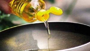 Edible Oil Price: సామాన్యులకు శుభవార్త.. తగ్గిన వంట నూనె ధరలు..