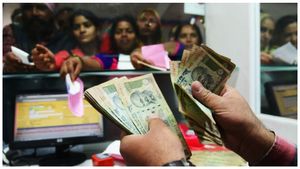 Banks: బ్యాంకుల్లో పెరిగిన డిపాజిట్లు.. అదే కారణం..
