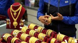 Gold Rates: లేటు చేస్తే రేటు పెరుగుతుంది.. గోల్డ్ షాపింగ్‌కి ఇదే రైట్ టైం.. 