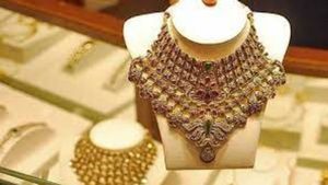 Gold Price Today: శుభ సమయం.. కనికరించిన పసిడి, వెండి.. దిగొచ్చిన తాజా ధరలిలా..!!