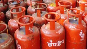LPG Cylinder Price: శుభవార్త.. గ్యాస్ ధరలు తగ్గించిన చమురు కంపెనీలు.. ఎంతంటే..??