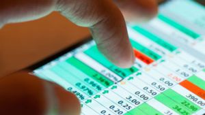 Stock Market: మార్కెట్ల చూపు Chandrayaan వైపు.. స్వల్ప లాభాల్లో ప్రారంభమైన సూచీలు..