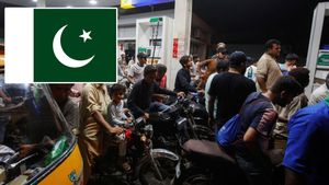 Pakistan Crisis: లీటర్ పెట్రోల్ రూ.290.. అర్థరాత్రి రేట్ల పెంపుతో ప్రజల ఆగ్రహం..