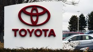 Toyota: భారీగా కార్లను వెనక్కి పిలిపించిన టయోటా మోటార్స్.. ఎందుకంటే.. 