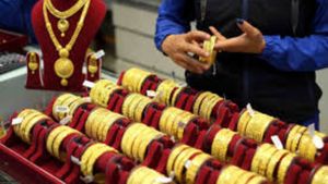 Gold Price Today: పసిడి ప్రియులకు శుభవార్త.. పడిపోయిన గోల్డ్ రేట్లు చూసి కొనుక్కోండి..