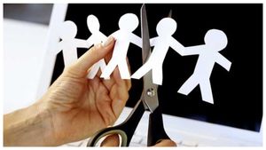 Layoff News: ఉద్యోగుల కన్నీటి కష్టాలు.. తడబడకుండా వేల మంది తొలగింపులు..