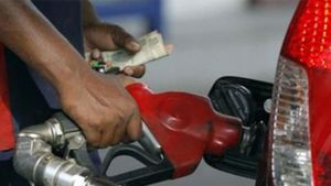 Petrol Prices: సామాన్యులపై యుద్ధం వేసిన బాంబు.. భగ్గుమంటున్న చమురు ధరలు.. 