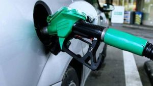 Petrol Price: అగ్గిపెట్టె రేటుకే లీటరు పెట్రోలు.. ఇంత చౌక ధరలు ఎక్కడంటే..?