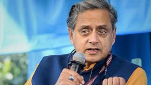 Shashi Tharoor: ఇన్ఫోసిస్ మూర్తి, బిల్ గేట్స్ వ్యాఖ్యలపై శశిథరూర్ కీలక కామెంట్స్..!!