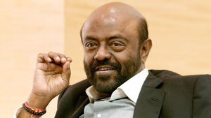 అంబానీ, అదానీలను వెనక్కునెట్టిన HCL శివ్ నాడార్.. డబ్బు, బిజినెస్‌లో కాదు గానీ..