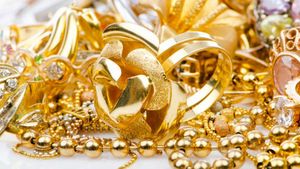 Gold: రోజురోజుకూ క్షీణిస్తున్న పసిడి ధరలు.. తాజాగా తగ్గిన రేట్లుతో పెరిగిన డిమాండ్..