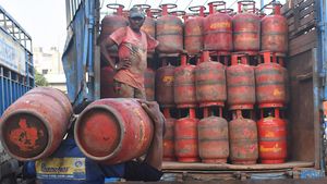 LPG gas Prices: కొత్త ఏడాది శుభవార్త.. తగ్గిన ఎల్‌పీజీ గ్యాస్ సిలిండర్ ధరలు..