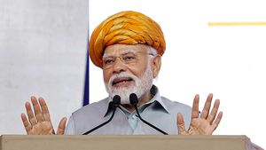Modi Statue: ప్రధాని మోదీ కాంస్య విగ్రహం.. అసోం వ్యాపారి సంచలనం నిర్ణయం..