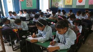 School fee: హైదరాబాద్‌లో హార్ట్‌ఎటాక్ తెప్పిస్తున్న స్కూల్ ఫీజలు.. LKG పిల్లాడి ఫీజు వింటే ఫ్యూజులు ఔట్