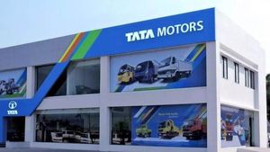 Tata Motors: అంచనాలు మించి రాణించిన టాటా మోటార్స్.. సగానికి తగ్గిన డెట్ రేషియో