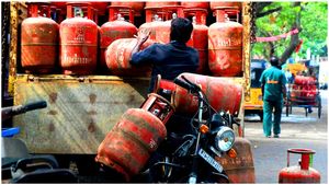 LPG Cylinder: పెరిగిన గ్యాస్ సిలిండర్ ధర.. ఎంతంటే..!