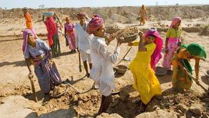 Rural Poor: గ్రామీణ పేదలకు కేంద్రం గుడ్‌న్యూస్.. ఉపాధి హామీ పథకంపై కీలక నిర్ణయం