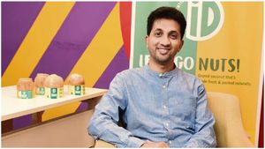 Success Story: తినడానికి తిండి లేని స్థితి నుంచి 2000 కోట్లకు అధిపతి గా మారాడు ..!