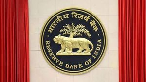 Credit Cards: రెండు ప్రైవేట్ బ్యాంకులకు RBI షాక్.. క్రెడిట్ కార్డుల జారీ నిలిపివేయాలని ఆదేశం