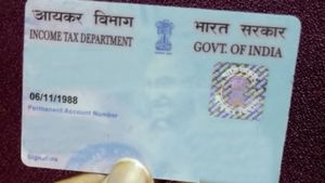 Pan Card: పాన్ కార్డులో తప్పు సమాచారం సరిచేయాలా..? ఇలా సింపుల్‌గా చేసుకోండి..