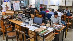 Employees Rules: ప్రభుత్వ ఉద్యోగులకు కేంద్రం వార్నింగ్‌.. అలాంటి వారి బెండు తీసేందుకు యాక్షన్ షురూ