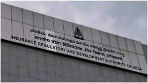 IRDAI: పాలసీదారులకు శుభవార్త.. సరెండర్ విలువ పెంచిన ఐఆర్డీఏఐ..