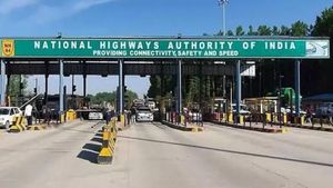 Highways News: రోడ్డెక్కితే తాట తీస్తున్న కేంద్రం.. మరోసారి వడ్డనకు ఆదేశాలు 