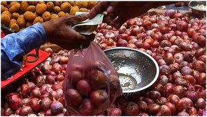 Onion Price: కన్నీరు పెట్టిస్తున్న ఉల్లి.. భారీగా పెరిగిన ధర.. 