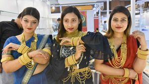 Gold Rate: మంగళవారం కొనుగోలుదారులను శపించిన పసిడి..!!