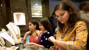 Gold Rate: దిగొచ్చిన గోల్డ్ రేటు.. సోమవారం రూ.1600 తగ్గిన పసిడి ధర, ఏపీ-తెలంగాణలో..