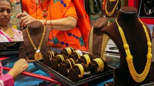 Gold Rate: పండగరోజు పసిడి ప్రియులకు గుడ్‌న్యూస్.. ఒక్కరోజే 4 వేలు తగ్గిన గోల్డ్ రేటు.. గెట్ రెడీ టు షాపింగ్ 