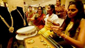 Gold Rate: శనివారం శపించిన పసిడి.. నిన్న రూ.13,000, నేడు రూ.4,400 పెరిగిన గోల్డ్..!!