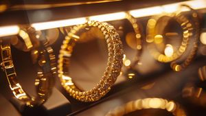 Gold Rate: శుక్రవారం గోల్డ్ రివర్స్ జర్నీ.. నేడు రూ.1100 పెరిగిన పసిడి, 4000 తగ్గిన సిల్వర్.. 