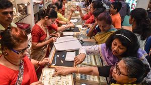 Gold Rate: శుభవార్త.. సోమవారం కుప్పకూలిన గోల్డ్ రేటు.. నేడు రూ.4,900 తగ్గిన గోల్డ్..