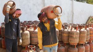 LPG Rates: మళ్లీ గ్యాస్ ధరలు పెంపు.. పండుగల నెలలో ఎల్‌పీజీ సిలిండర్ల భారం ఎంతంటే..