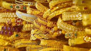 Gold Rate: శుభవార్త.. పాతాళానికి జారిపడ్డ పసిడి ధరలు.. సోమవారం రూ.10,900 తగ్గిన గోల్డ్ రేటు..