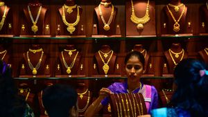 Gold Rate: కార్తీక మాసం శుభవార్త.. రెండో రోజూ కుప్పకూలిన గోల్డ్ రేటు.. ఏపీ, తెలంగాణలో రేట్లివే..