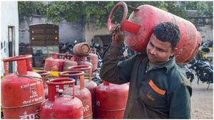 LPG Price: దీపావళికి గ్యాస్ వినియోగదారులకు షాక్.. పెరిగిన కొత్త రేట్లివే..!!