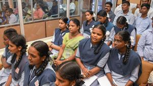 ఏకంగా ఫస్ట్ క్లాసుకే 4 లక్షల ఫీజు.. ? సామాన్యుడికి భారంగా చదువు...