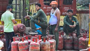 LPG Price Hike: డిసెంబరులో మళ్లీ పెరిగిన గ్యాస్ ధరలు.. కొత్త రేట్లు ఇప్పుడు తెలుసుకోండి..