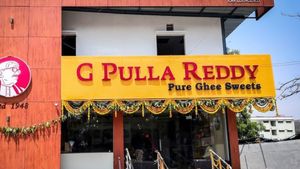 పుల్ల రెడ్డి స్వీట్ షాపుకి ఇంత స్టోరీ ఉందా.. సైకిల్ నుండి అమెరికా వరకు.. కోట్ల ఆదాయం.. 